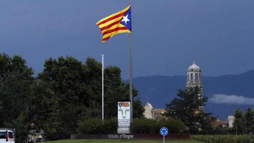 La nova estelada, al costat del pal que sostenia la bandera robada · Carles Colomer