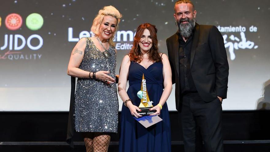 Susana Ivorra, en el centro, con su premio Letrame. |