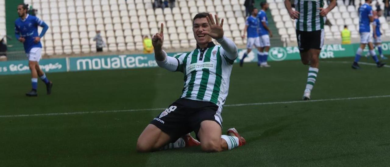 Adrián Fuentes celebra un gol con el Córdoba CF en Copa RFEF, la pasada temporada.