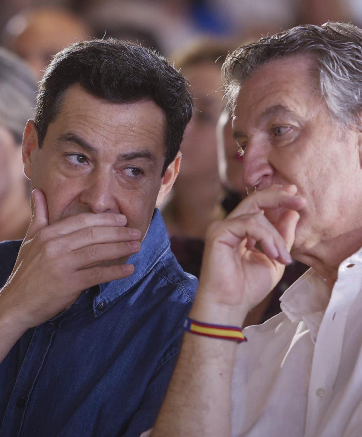Juanma Moreno i Alberto Núñez Feijóo, en un acte del PP a Còrdova. | MANUEL MURILLO