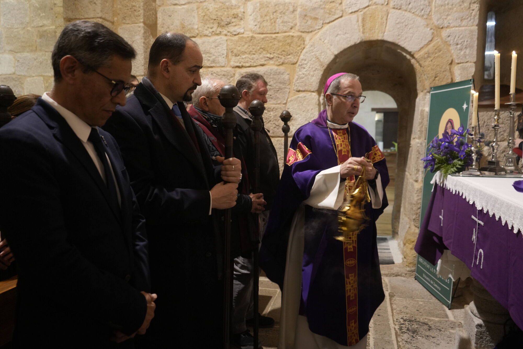 entrega de cíngulos a los nuevos hermanos de la hermandad del Espíritu Santo en la iglesia del Espíritu Santo
