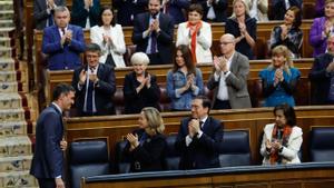 La bancada socialista aplaude al presidente del Gobierno, Pedro Sánchez, el 19 de abril de 2023, en el Congreso de los Diputados.