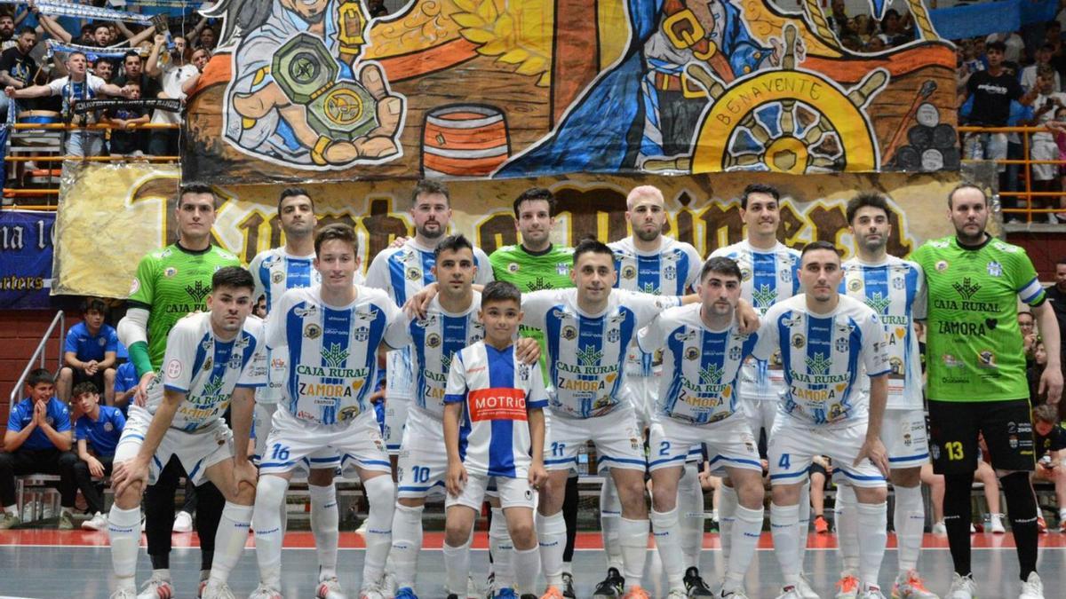 Foto de equipo en el encuentro de ida de esta eliminatoria de play-off. | ATB