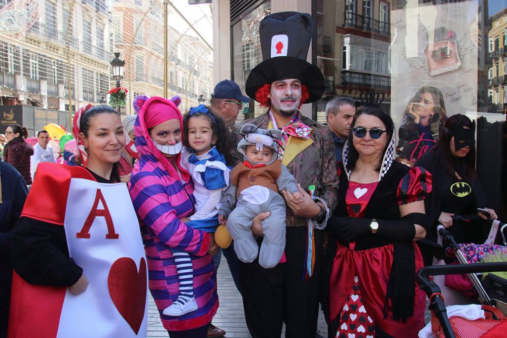 Las familias y los niños disfrazados toman las calles del centro de Málaga el primer domingo de Carnaval.