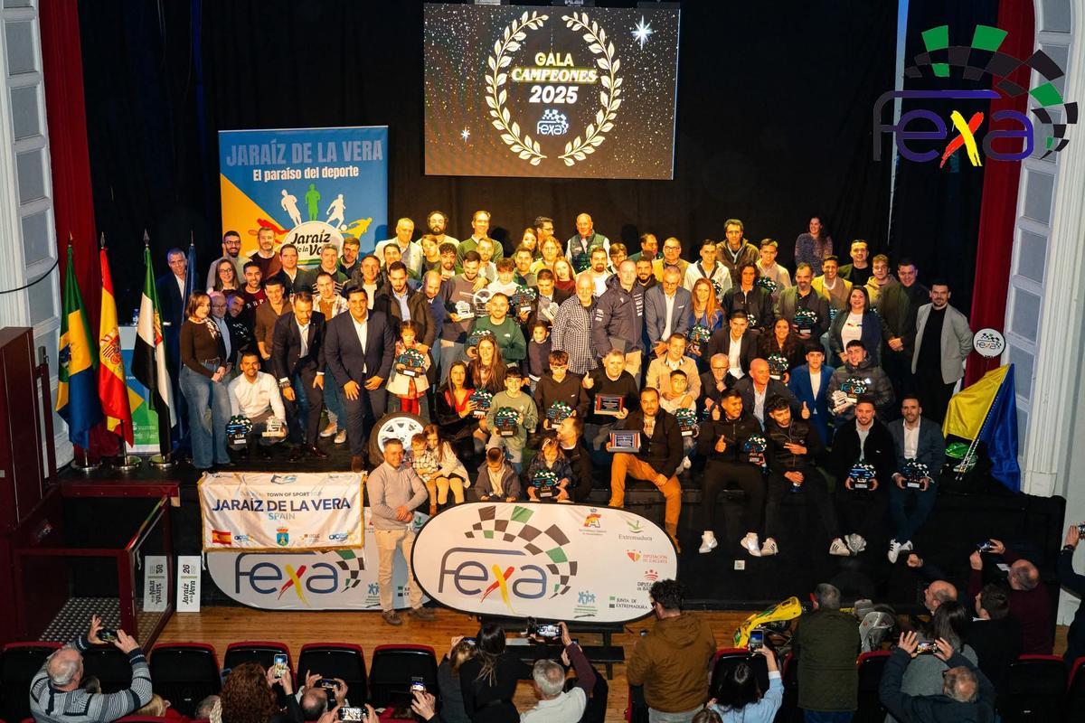 Foto de familia con todos los campeones de la gala.