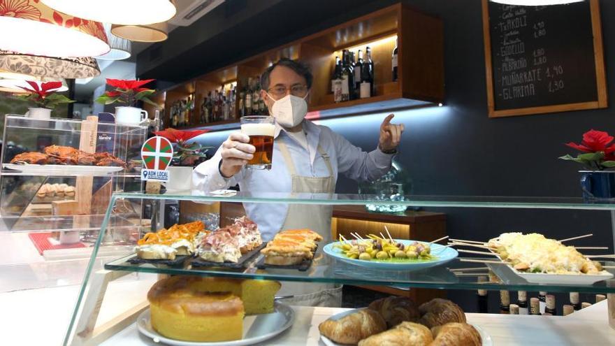 Un hostelero de un bar en Bilbao sirve una caña.