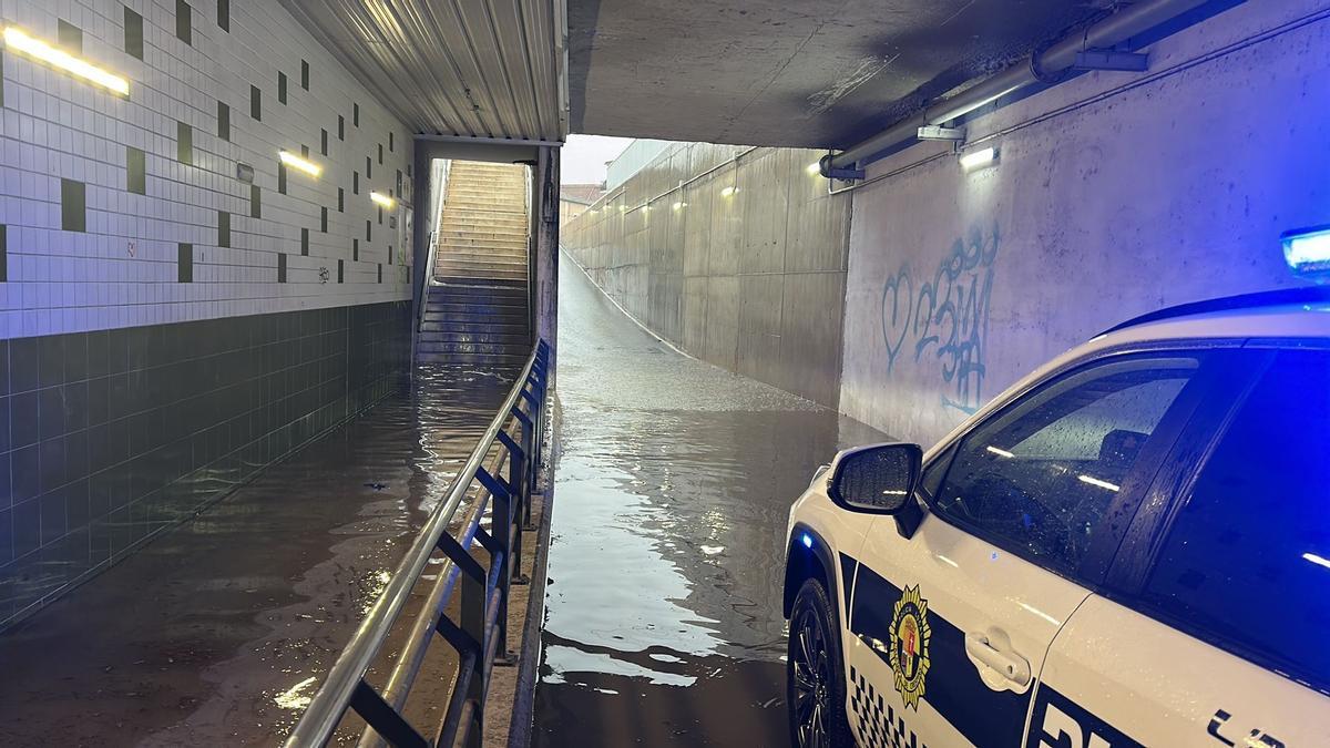 Paso inferior inundado en l'Alcúdia de Crespins.