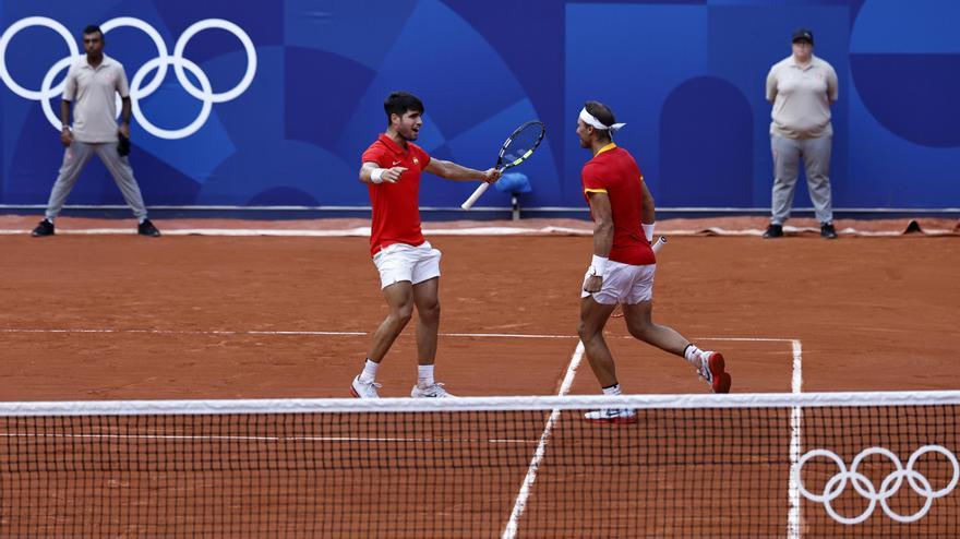 Rafael Nadal and Carlos Alcaraz celebran la victoria en el super tie break del partido de segunda