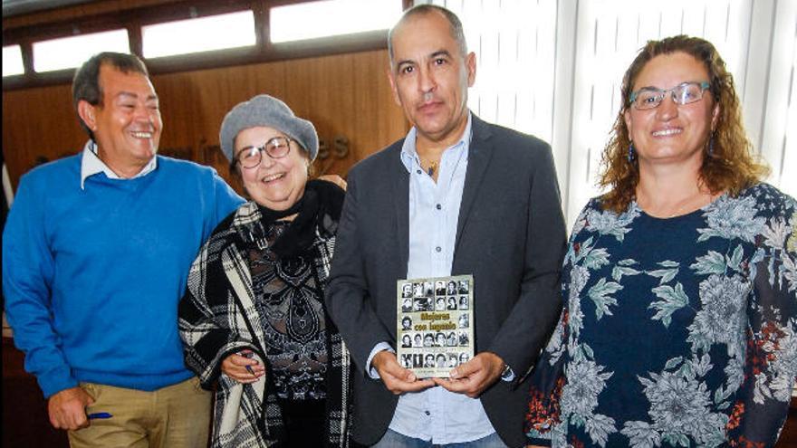 Quico Espino, Pepa Aurora Rodríguez, Luis Rivero y Lidia Romero, ayer durante la presentación del libro en Ingenio.