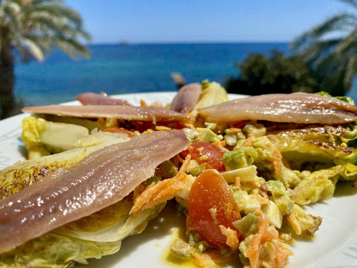 Cogollos a la plancha con sardina ahumada