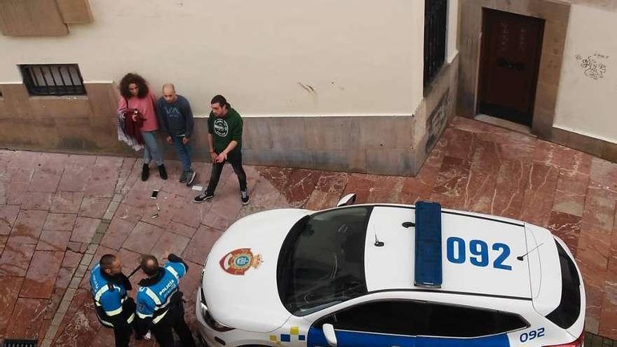 La Policía, ante tres de las personas que identificó ayer por la mañana.