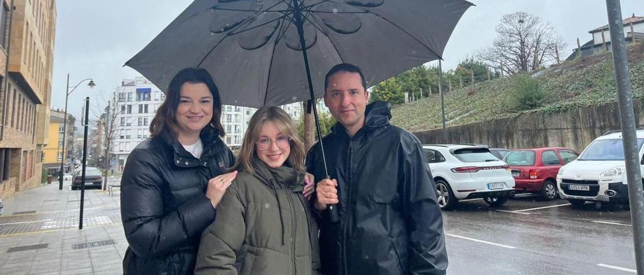 Lorena Escobio, Ania Romanenko y Rubén Estúñiga, en Pola de Siero. | Inés Gago