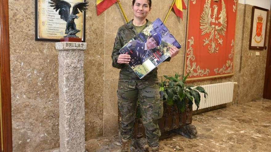 Almudena Porras Ruiz, en la base de la Brilat en Pontevedra, con el calendario del Ejército.