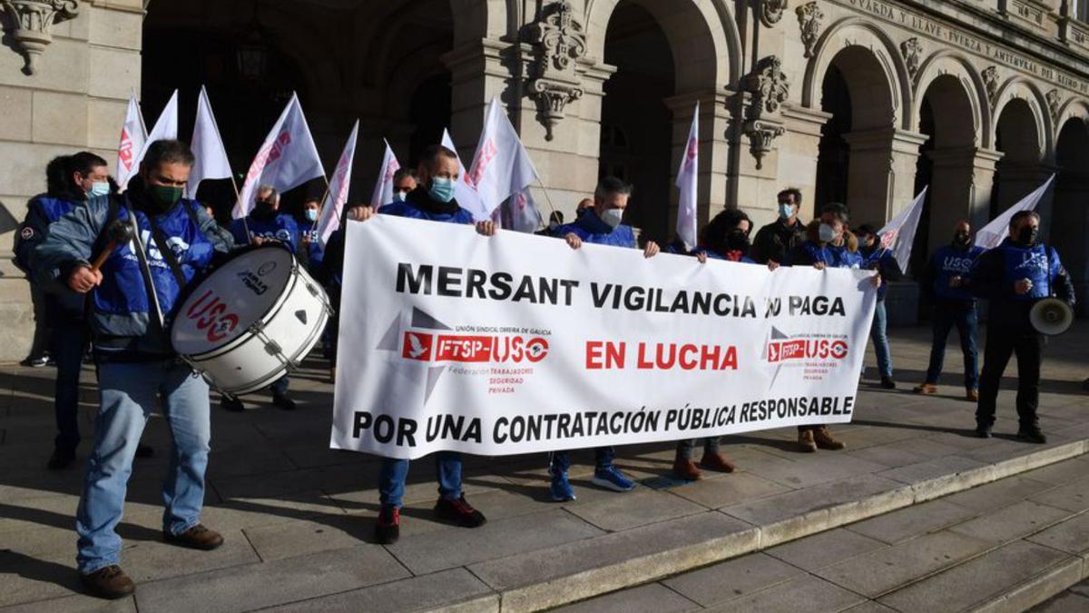 Trabajadores de Mersant Vigilancia, ayer en María Pita.   | // VÍCTOR ECHAVE