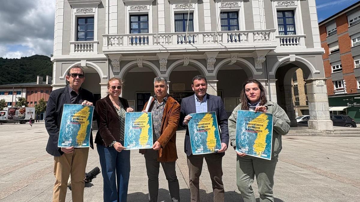 Por la izquierda, Javier Llaneza, Myriam Hernández, Fernando Rodríguez y Aitana Castaño ante el Ayuntamiento de Laviana