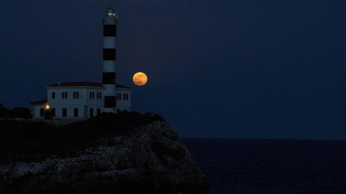 Superluna desde el faro de Portocolom