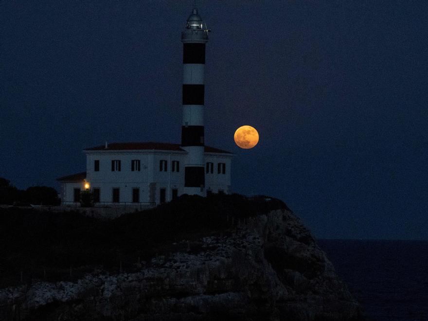 Superluna desde el faro de Portocolom