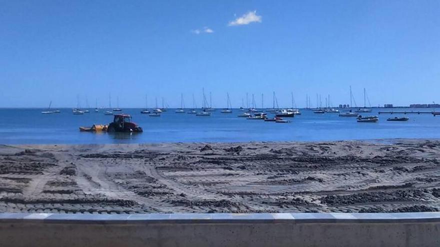 Imagen de un tractor retirando arena en una de las playas del Mar Menor, en una fotografía tomada por ANSE.