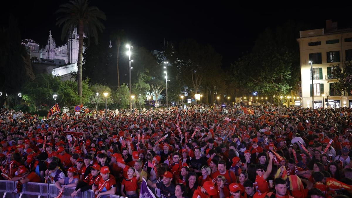Miles de seguidores del Mallorca llenan la plaza de la Reina para seguir la final de Copa del Rey en directo