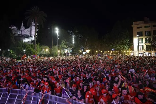 RCD Mallorca - Athletic Club| Final de la Copa del Rey: Ambientazo y miles de aficionados en la plaza de la Reina de Palma