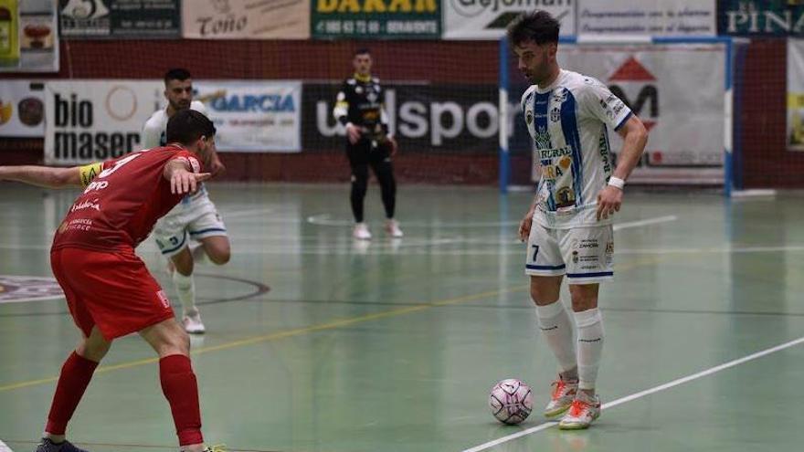 Pablo Ibarra encara un rival en La Rosaleda.