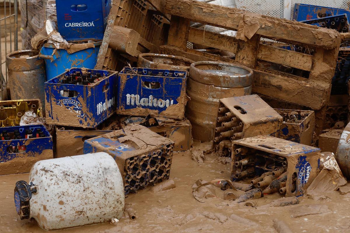 Productos de un bar afectado por el barro y el agua en la zona más damnificada por la dana