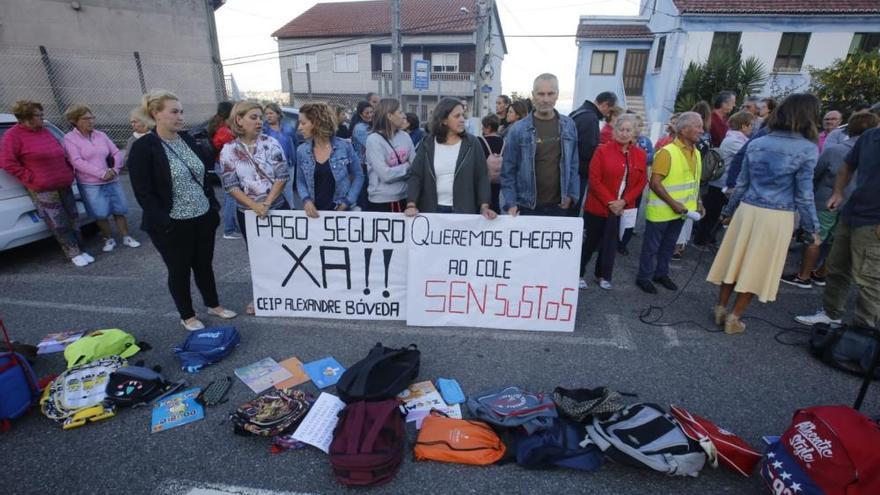 Mochilas para pedir un semáforo en Chapela