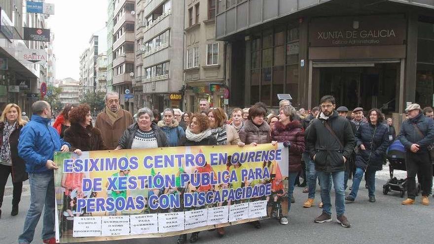 Concentración de la plafaforma frente a la delegación territorial. // Iñaki Osorio