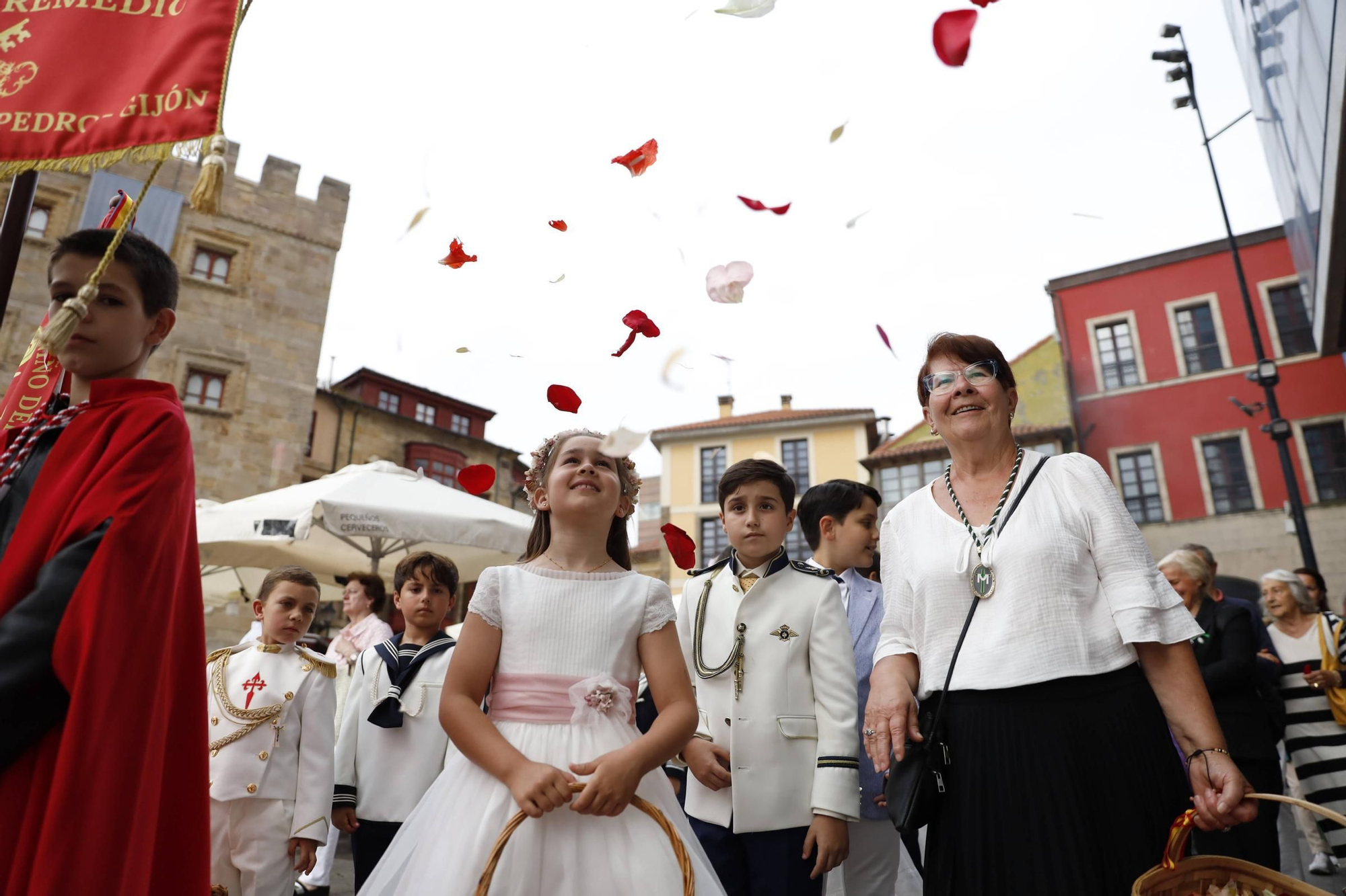 Pétalos, incienso, niños... así fue la procesión del Corpus Christi en Gijón (en imágenes)