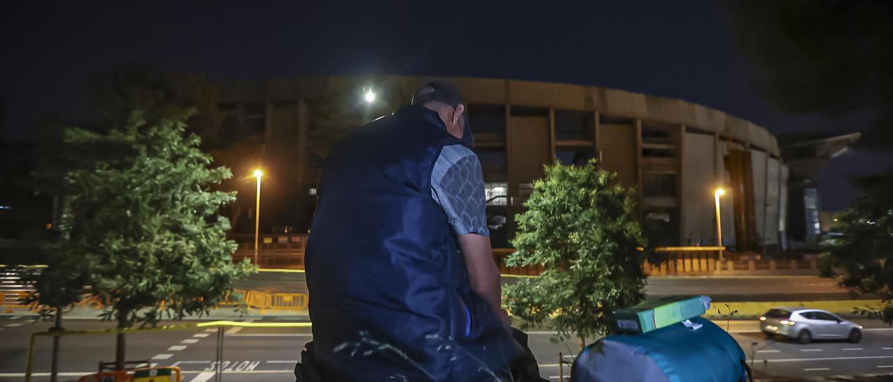 Mohamed, trabajador de las obras del Camp Nou, en el lugar donde pernocta cada viernes delante del estadio, este verano.