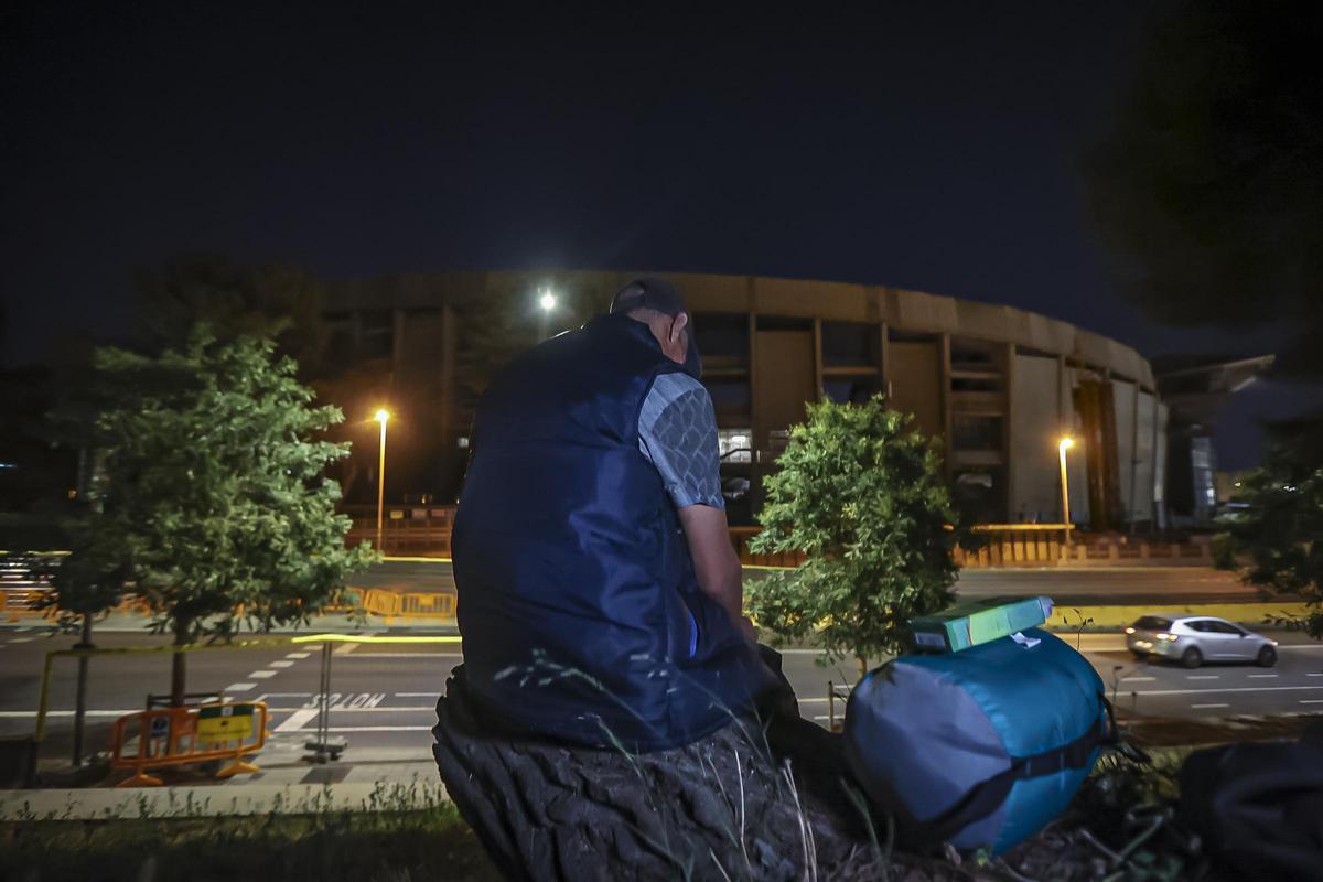 Mohamed, trabajador de las obras del Camp Nou, en el lugar donde pernocta cada viernes delante del estadio, este verano.