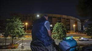 Mohamed, trabajador de las obras del Camp Nou, en el lugar donde pernocta cada viernes delante del estadio, este verano.