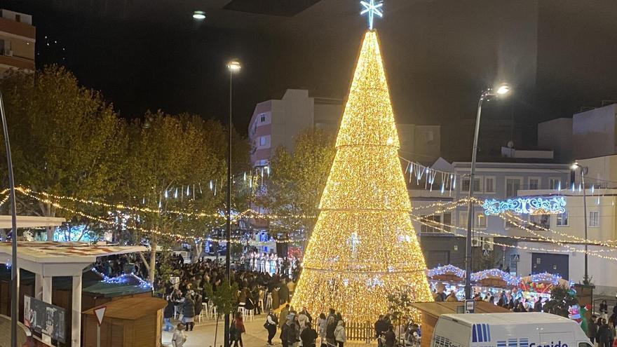 El gran árbol de Navidad en plaza de Extremadura