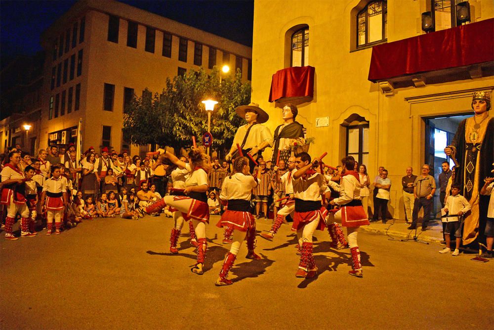 Actuació dels Bastoners de l'Agrupació Sardanista durant l'acte d'inici de la Festa Major, al davant de la Casa de la Vila.