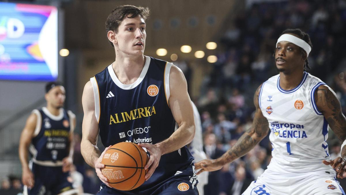 Raúl Lobaco, en un partido con el Alimerka Oviedo Baloncesto.