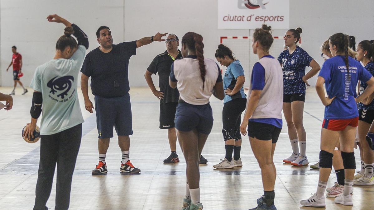 Rocamora dando instrucciones durante un entrenamiento del Elche