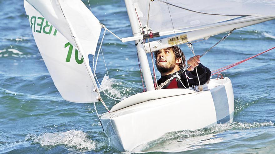 Nacho Zalvide, líder de la competición, durante una regata. // Rosana Calvo