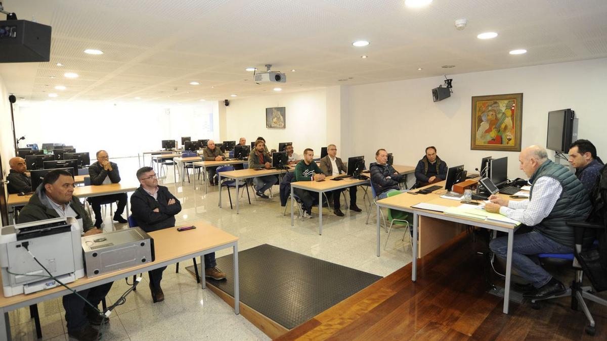 Asistentes al pleno de la mancomunidad, en el aula Cemit del auditorio. |  // BERNABÉ/JAVIER LALÍN