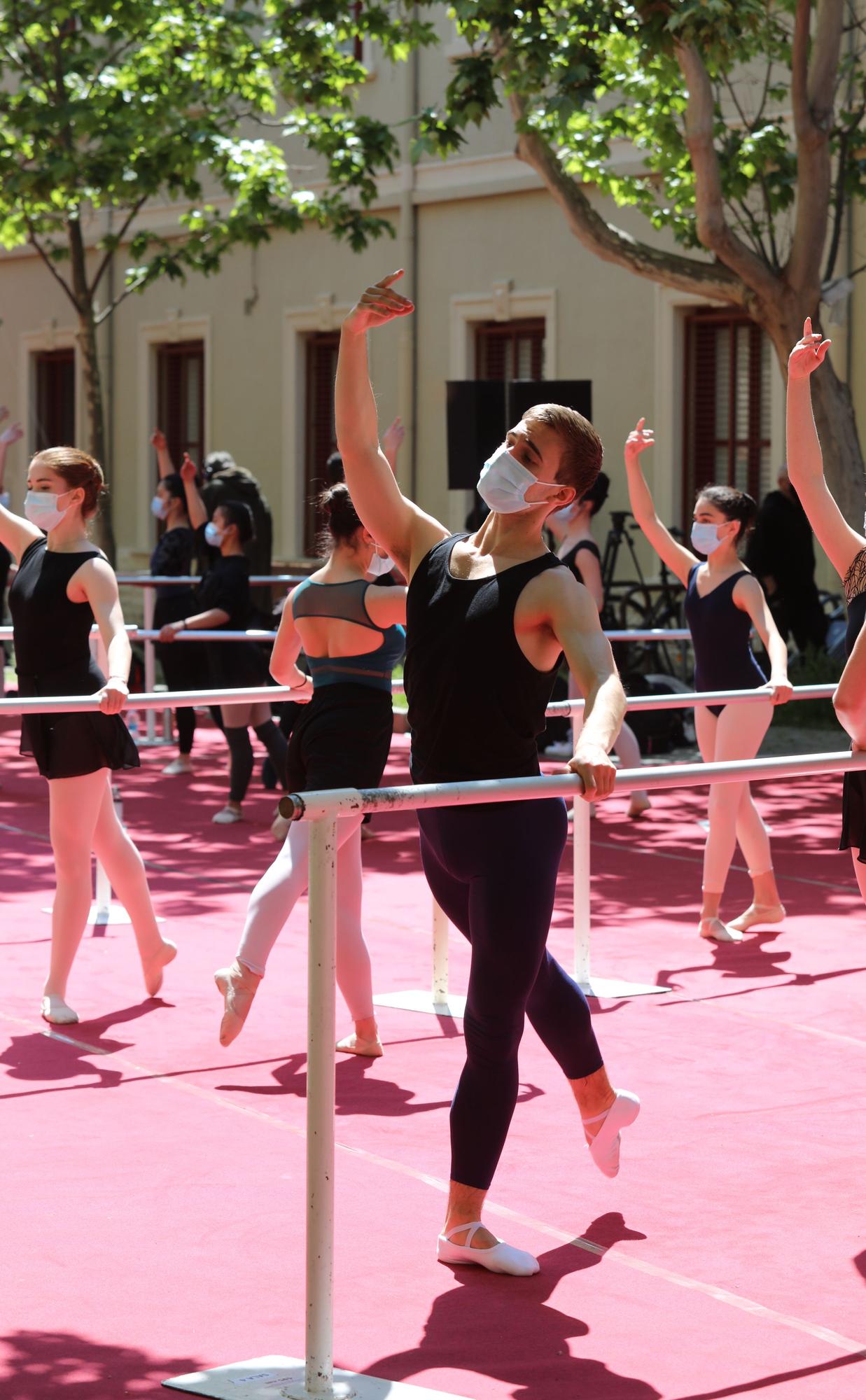 Más de cien bailarines celebran el Día de la Danza en Zaragoza