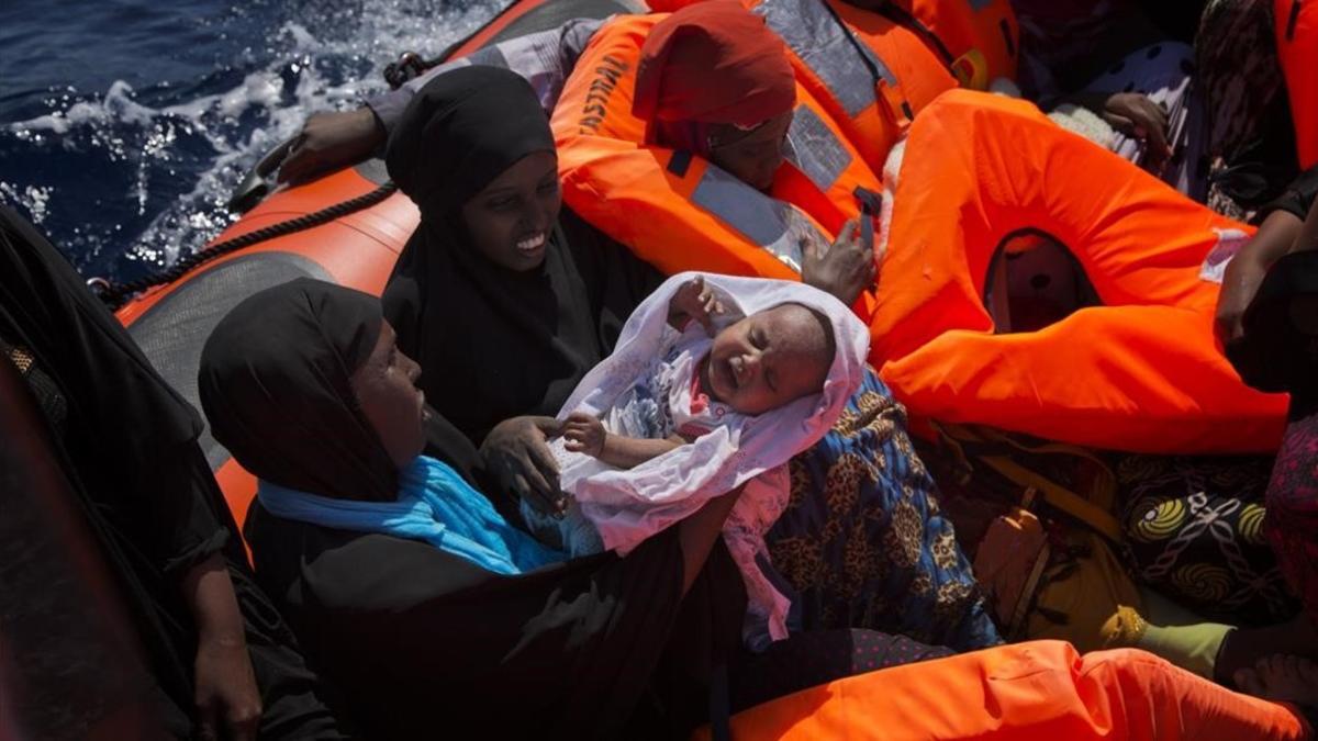 Dos mujeres con un bebé son rescatados frente a la costa de Libia por la ONG Proactiva Open Arms, el 28 de agosto.