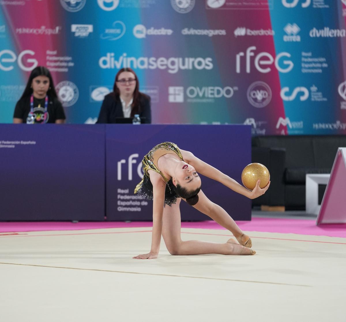 Una gimnasta durante sus ejercicios en el Nacional Base que se celebra en el Palacio de los Deportes.
