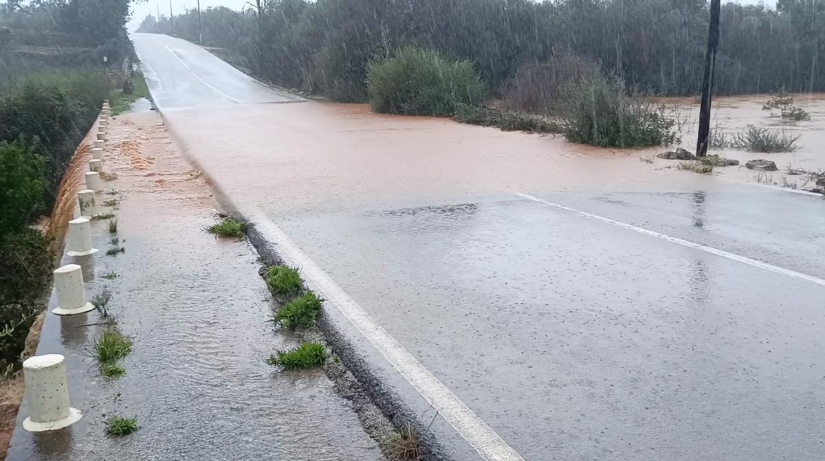 FOTOS | La intensa lluvia provoca el cierre de un tramo de la carretera de Cala Murada a Porto Cristo FOTOS | La intensa lluvia provoca el cierre de un tramo de la carretera de Cala Murada a Porto Cristo