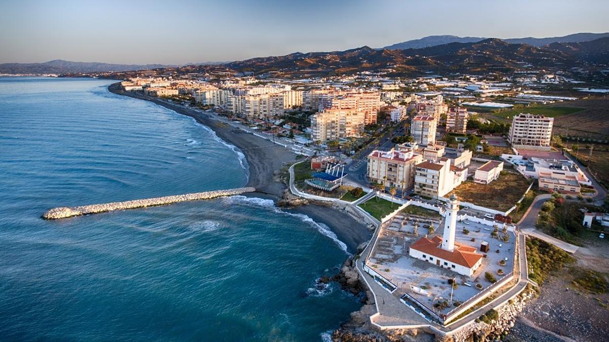 Faro, restos romanos y playa de Ferrara en Torrox Costa