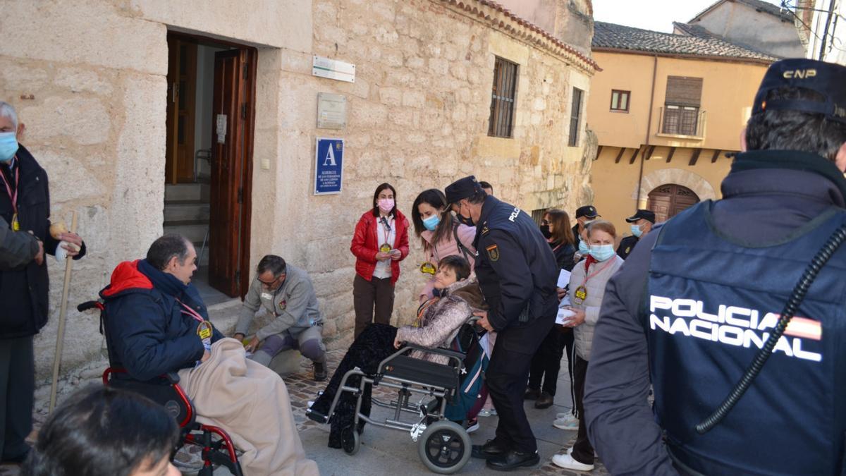 La Policía Nacional ayuda a los usuarios de la residencia de Virgen del Yermo en el Camino de Santiago.