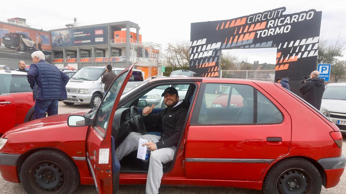 La fundación Solidaridad Sobre Ruedas entrega diferentes vehículos a familias que los perdieron en la dana