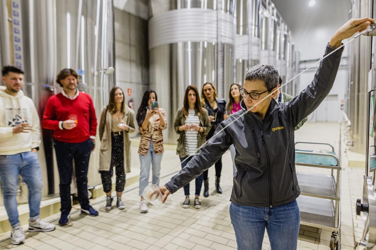Marta García, espichando para un grupo de visitantes.