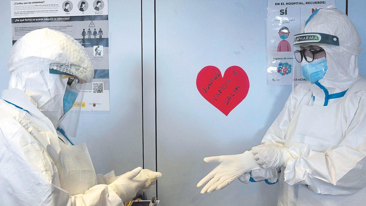 Sanitarios del Hospital Reina Sofía se preparan con los trajes de protección EPI para atender a pacientes covid.