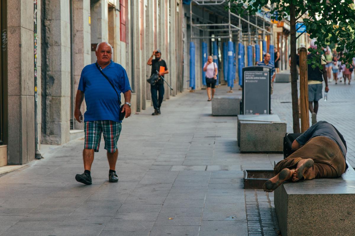 Dos hombres, en la calle de Carretas, en Madrid. 