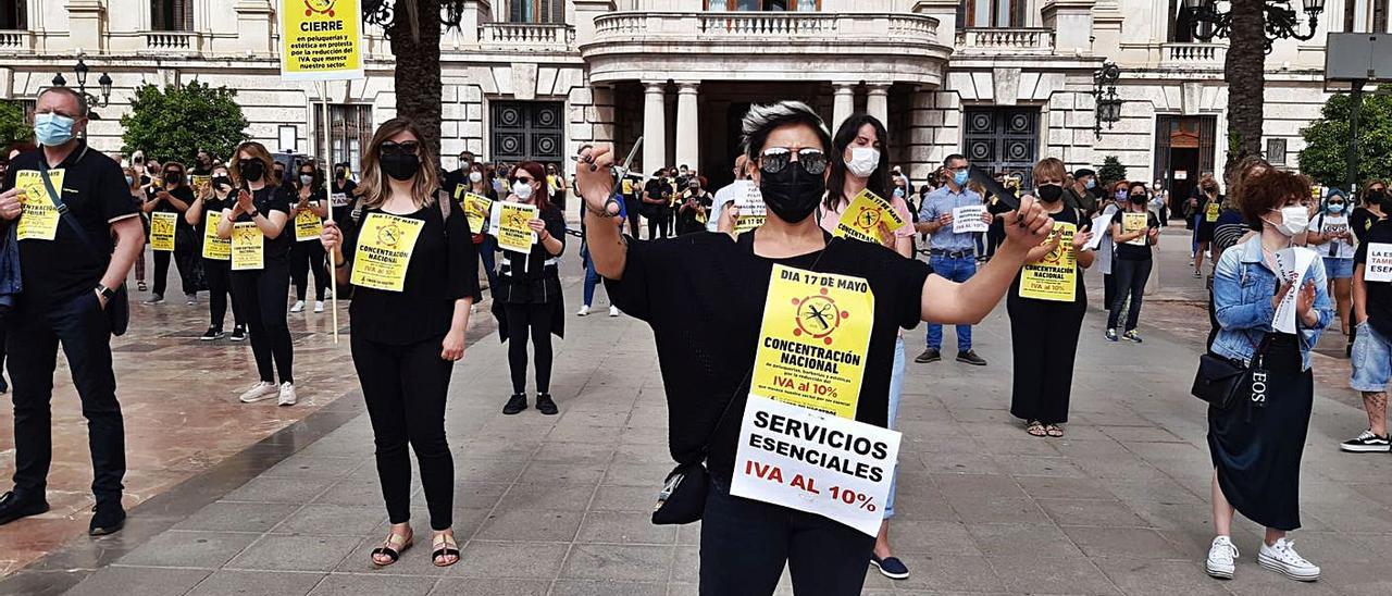 Concentración de peluquerías y centros de estética ayer ante el Ayuntamiento de València. | LEVANTE-EMV