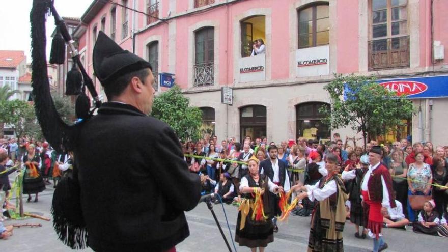 José Ángel Hevia tocando el pericote.